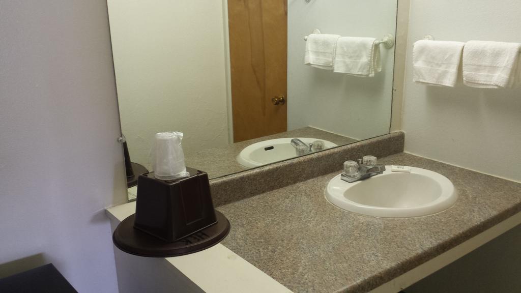 H&K Motel Anderson Room photo